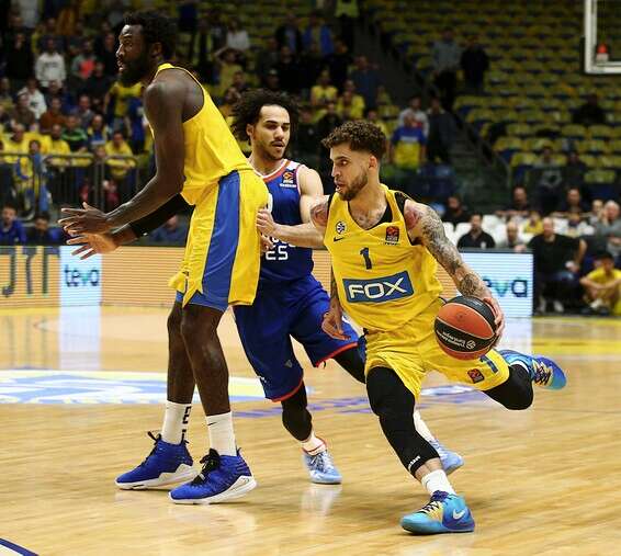 במשחק הקודם בהיכל. נעל את העונה שעברה // צילום: אלן שיבר